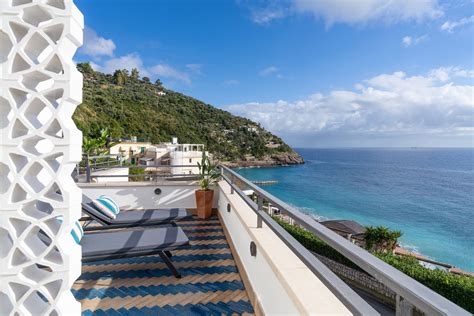 Interno di un appartamento con vista mare