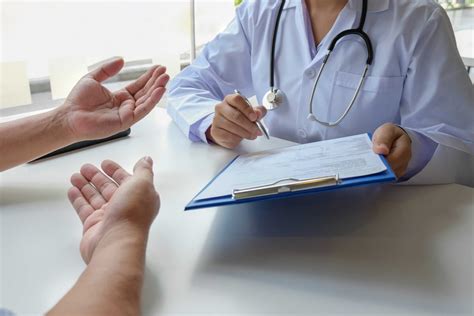 Persona che consulta un medico