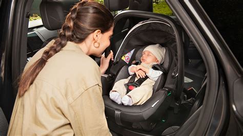 Bambino seduto in un ovetto Inglesina