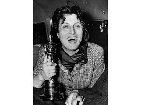 Anna Magnani con il premio Oscar