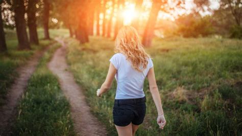 Donna incinta che fa una passeggiata per attività fisica moderata