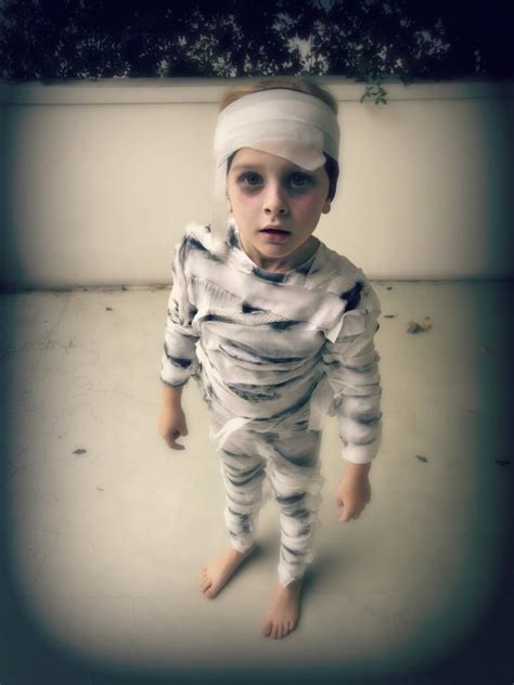 Bambino con costume da mummia fai da te