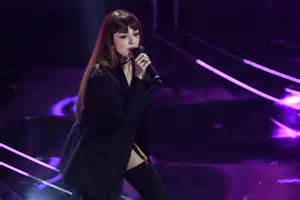 Annalisa sul palco durante un tour estivo