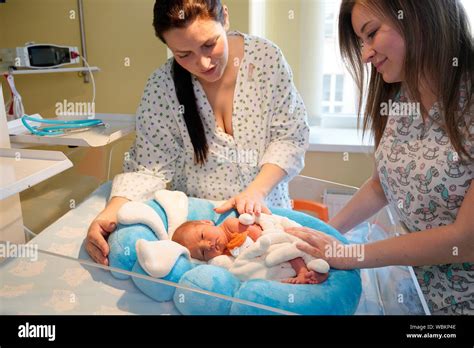 neo mamma con neonato e partner in ospedale