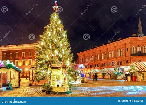 Albero di Natale addobbato a Riga