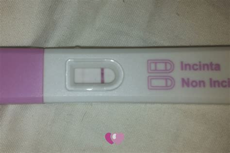 Donne che sorridono mentre tengono un test di gravidanza positivo