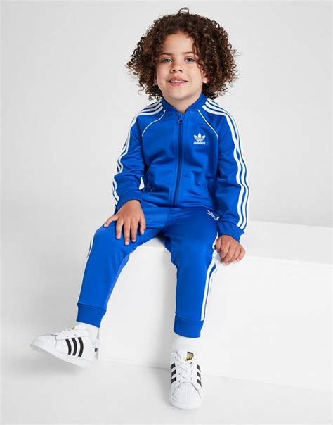 Bambino che indossa una tuta Adidas