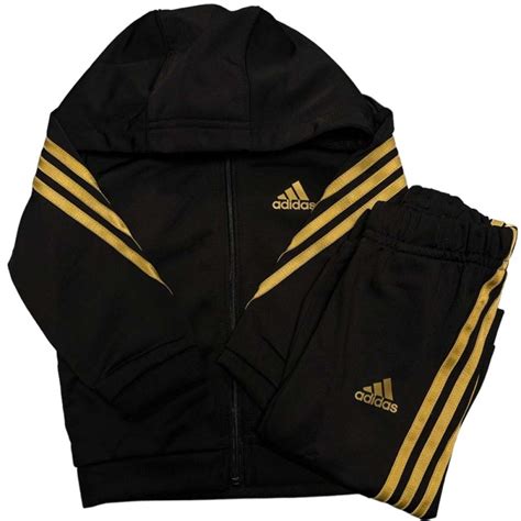 Dettaglio di una tuta Adidas neonato con fantasia cartoon