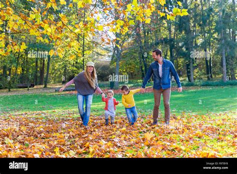 Famiglia che passeggia nel parco