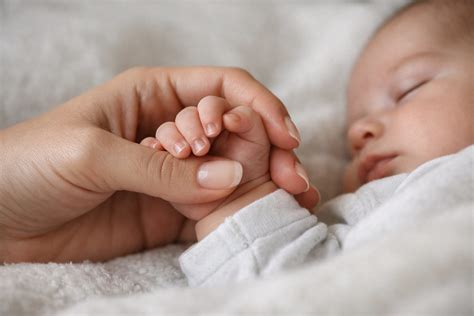 Bambino sereno che gioca al nido mentre la mamma lo saluta