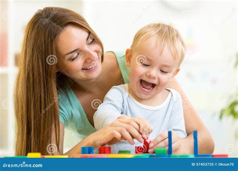 Mamma e bambino che giocano insieme con entusiasmo
