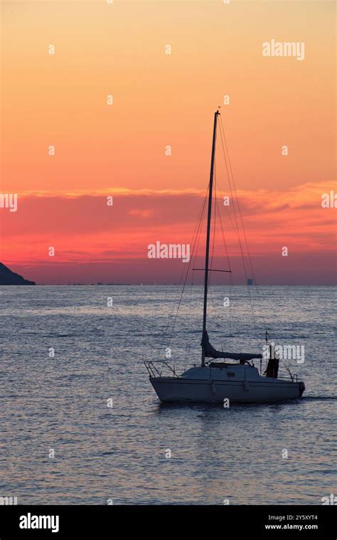 Barca a vela al tramonto sul Mar Ionio