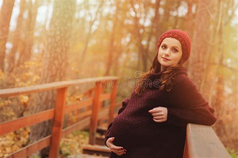 Donna incinta che cammina all'aperto