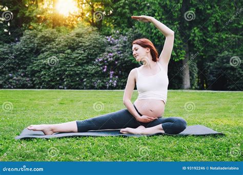 Donna incinta che esegue un esercizio di yoga prenatale