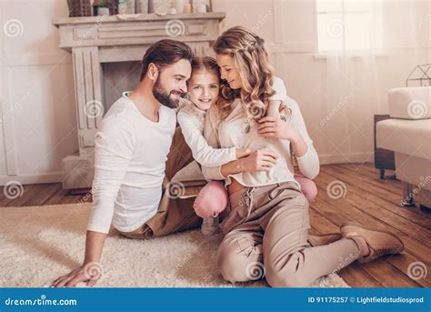 Famiglia che si abbraccia con bambino in arrivo