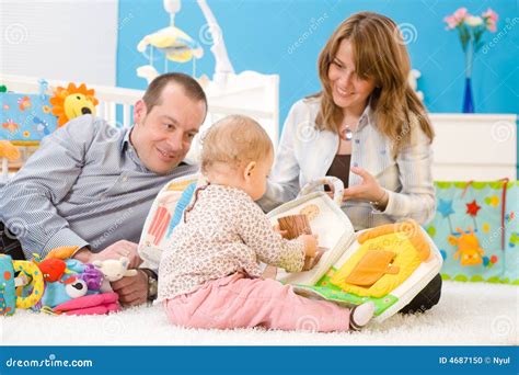 Famiglia felice che gioca insieme