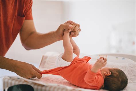 Neonato si sforza per evacuare