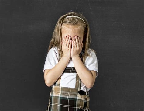 Bambino triste davanti alla scuola