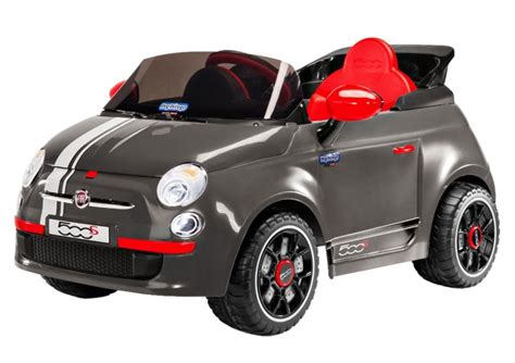 Una Fiat 500 giocattolo Peg Perego per bambini
