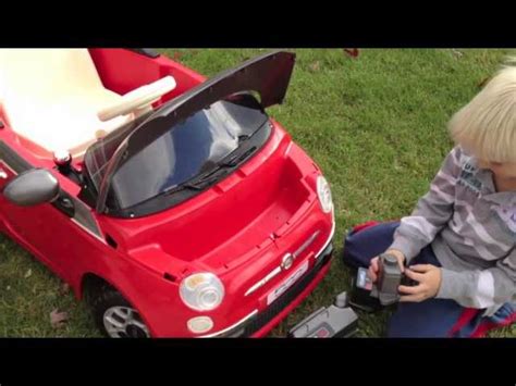 Dettaglio del volante e dei pedali di una Fiat 500 giocattolo Peg Perego