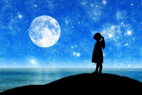 Donna incinta che guarda la luna