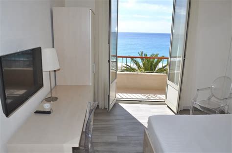 Immagine di una camera spaziosa con balcone e vista mare