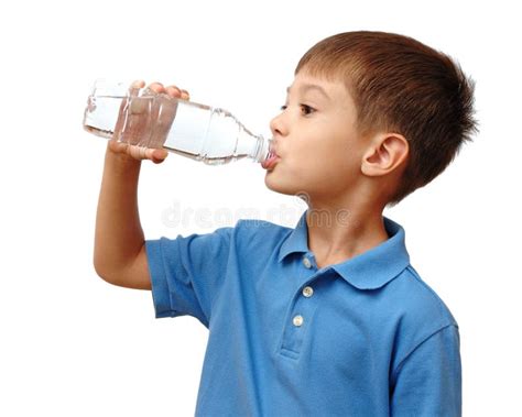 Bambino che beve acqua dalla bottiglia