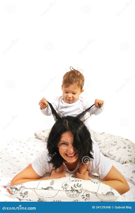 bambino che gioca con i capelli della madre