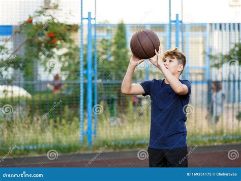 ragazzo giovane che gioca a basket indossando un completo Jordan su un campo indoor