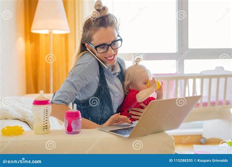 Mamma che lavora al computer con pancione