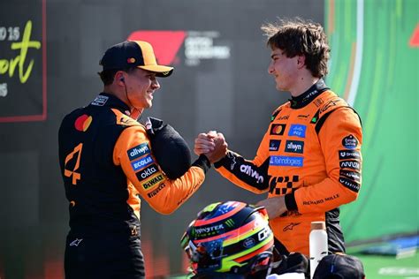 Oscar Piastri e Lando Norris in un box McLaren