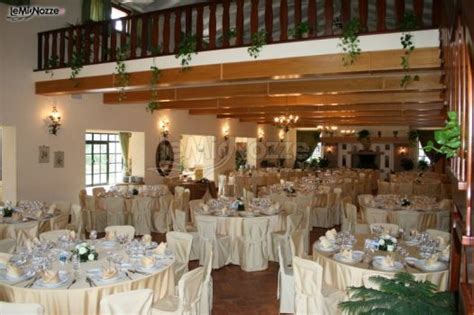 sala interna elegantemente allestita per un matrimonio