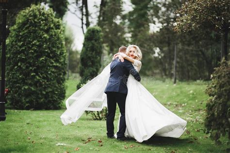 coppia di sposi felici in un ambiente campestre