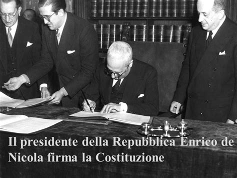 Ritratto di Enrico De Nicola che firma la Costituzione