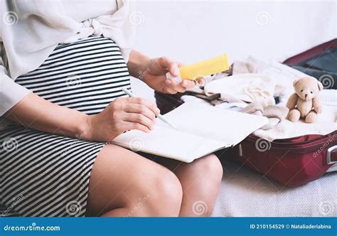 Donna incinta che prepara la valigia per l'ospedale