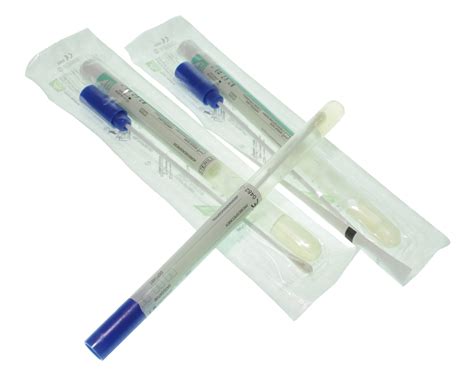 Immagine di un tampone sterile per prelievo microbiologico, con focus sull'estremità cotonata