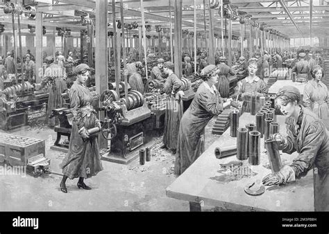 Donne che lavorano in ufficio durante la gravidanza