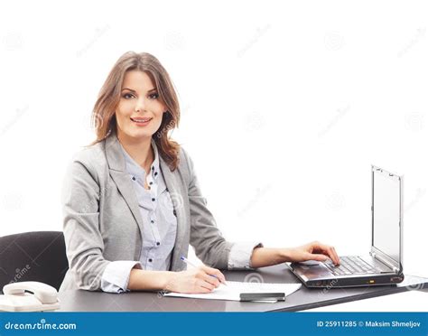 Donna incinta che lavora in un ufficio con una scrivania adattata
