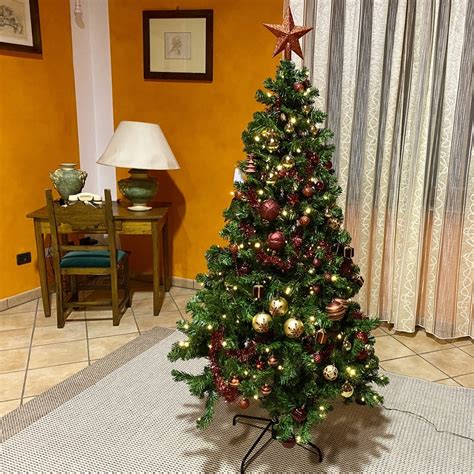 Albero di Natale con decorazioni a tema bebè