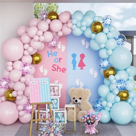 Coppia in videochiamata con palloncini rosa e blu