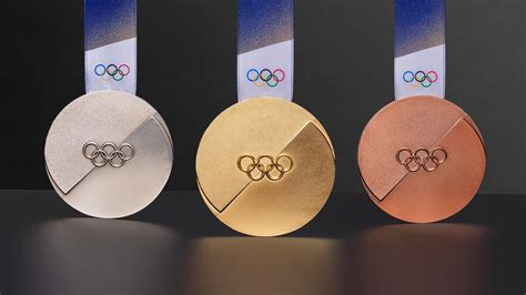 Alberto Tomba sorridente con le sue due medaglie d'oro olimpiche