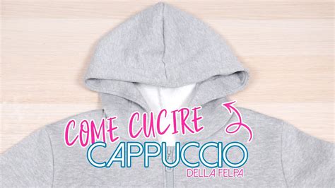Un bambino che indossa una felpa calda mentre gioca in una stanza luminosa durante una giornata autunnale