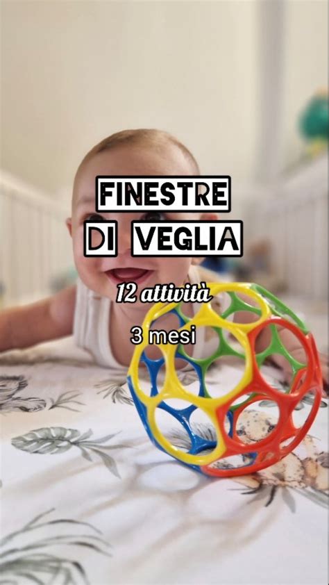 bambino di 4 mesi che afferra un sonaglio colorato di diverse consistenze