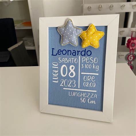 Cornice nascita personalizzata con dettagli del bambino e decorazioni delicate
