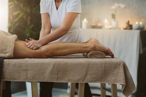 Professionista che esegue massaggio linfodrenante