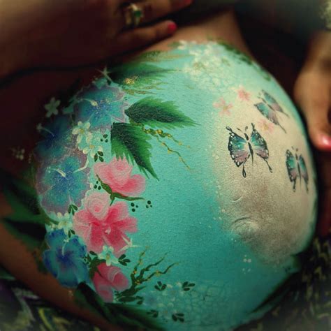 Esempio di belly painting su una donna incinta con disegni floreali