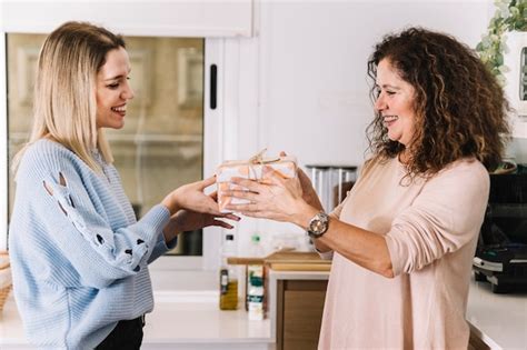 Mamma che riceve sostegno dalla famiglia