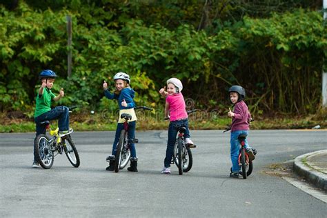 Bambini in bicicletta con caschi e campanelli