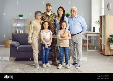 Famiglia riunita in salotto