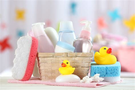 Selezione di prodotti per il bagnetto e l'igiene neonatale